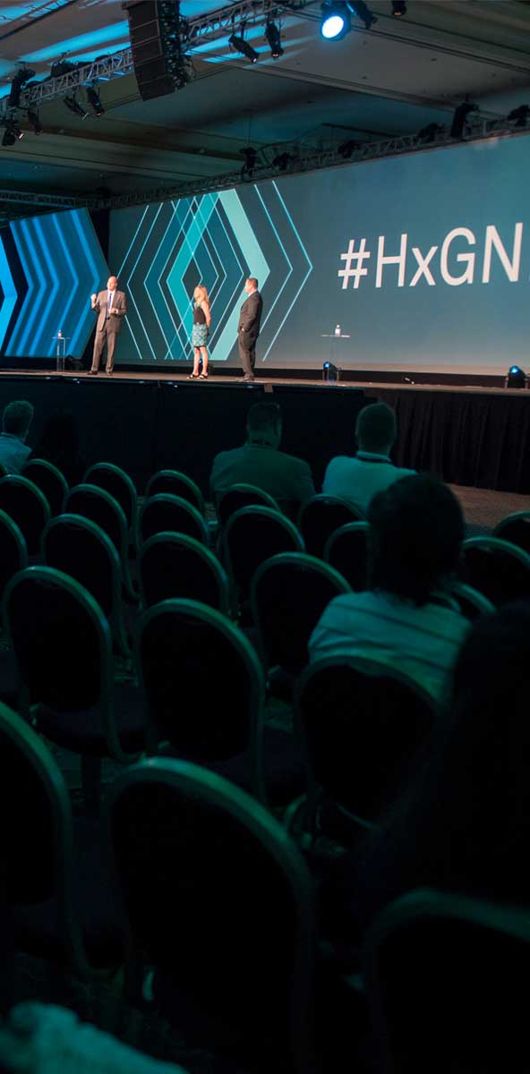 首席执行官Ola Rollen在会议室的照片