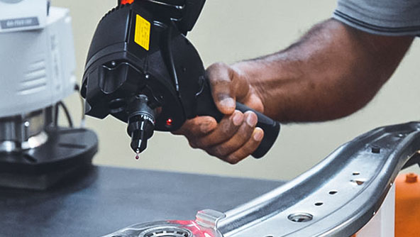 员工检查飞机的部分