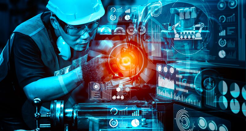 维修工人修理机器的维修工人