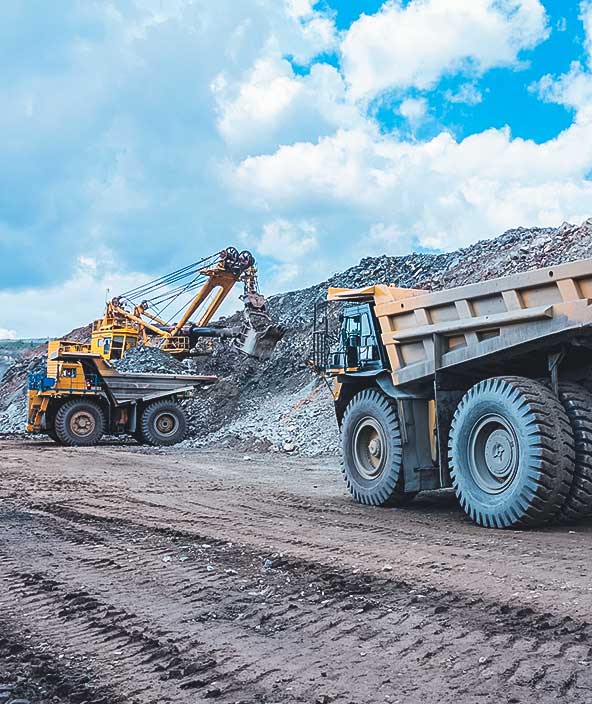 车辆在采矿工作