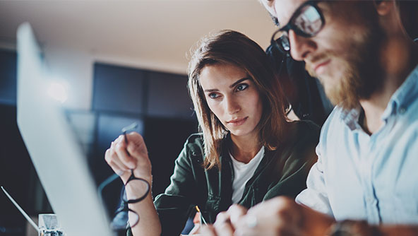 Asociados que buscan documentación y soluciones。