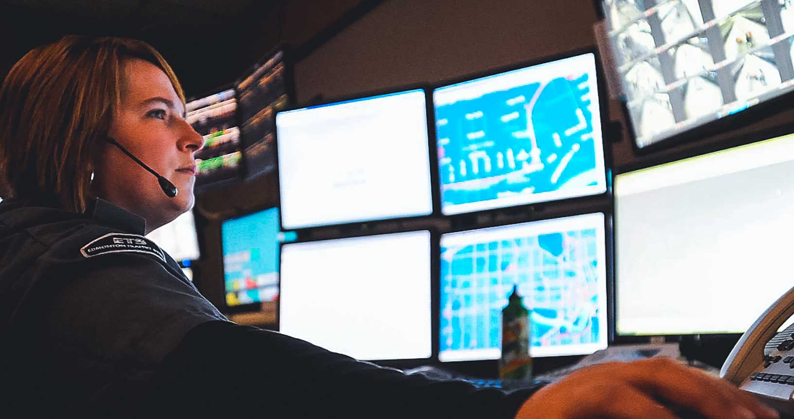 带耳机的调度员使用多屏幕来协调和交流信息