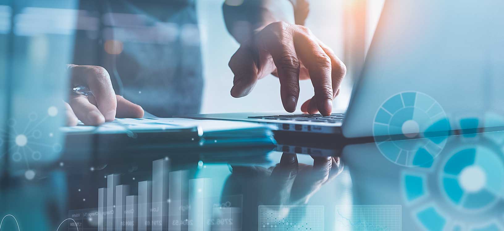 手打字在电脑上的3 d图形和数字覆盖