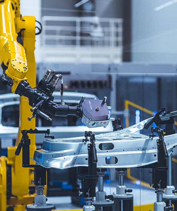 一个安装在机器人上的3D激光扫描仪正在自动检查车门的尺寸分析