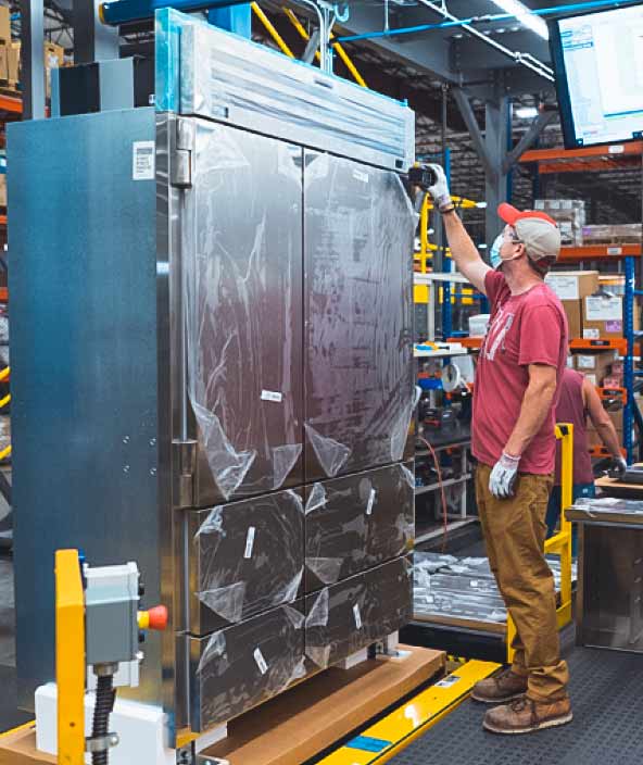 Ein Kühlschrankspezialist verwendet eine kontaktlose tragbare Lösung für die profile und Oberflächenmessung