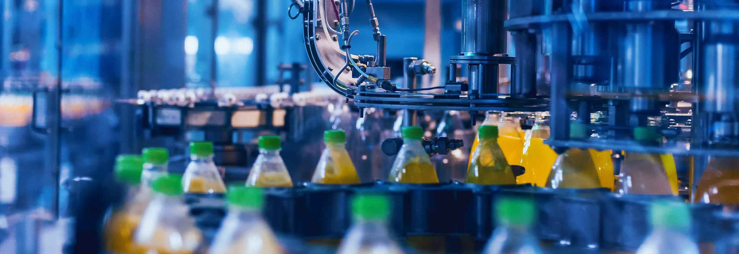 Saft in der Fertigungsstraße einer Produktionsstätte